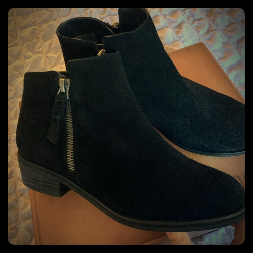 Black waterproof blondo zip up booties